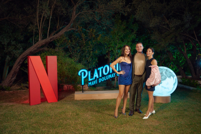 NETFLIX, Gupse Özay İmzalı Yeni Dizisi Platonik: Mavi Dolunay Otel’in Lansmanını Çeşme'de Renkli Bir Etkinlikle Kutladı