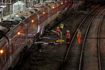 İngiltere polisi, tren bıçaklama olayında cinayet şüphesiyle iki İngiliz vatandaşının tutuklandığını açıkladı