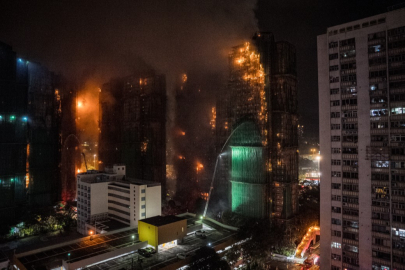 Hong Kong'taki 31 katlı gökdelende yangın faciası