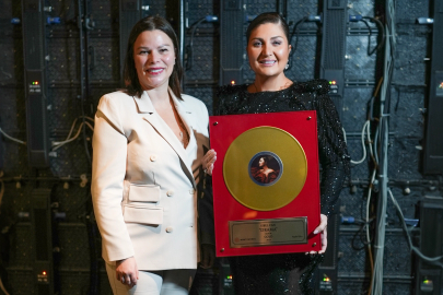 Sibel Can’a Altın Plak!