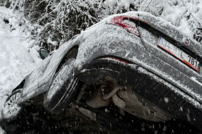 Düzce’de kar sebebiyle kayganlaşan yolda Otomobil kanala uçtu: 5’i çocuk 8 yaralı