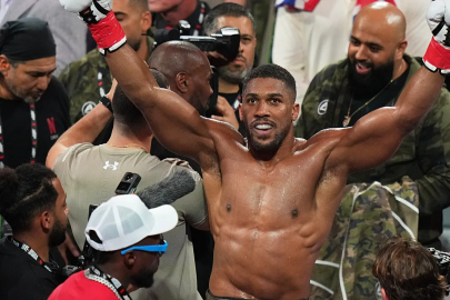 Eski dünya ağır siklet şampiyonu boksör Anthony Joshua, Nijerya'da iki kişinin ölümüne neden olan bir araba kazasına karıştı.