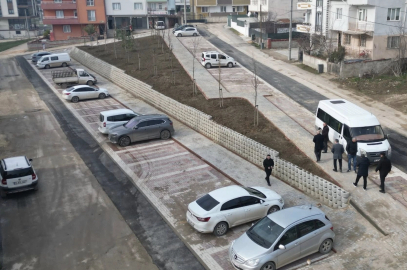 Bursa İnegöl’de otoparkla birlikte 24 fidan toprağa kavuştu