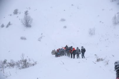Artvin’de çığ sonrası arama kurtarma çalışmaları yeniden başlatıldı. İkinci Çobanda ölü olarak bulundu çığda ölü sayısı 2’ye çıktı.