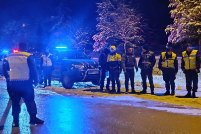 Bilecik Pazaryeri'nde Kaymakam Kara kurum çalışanlarını görev başında ziyaret etti