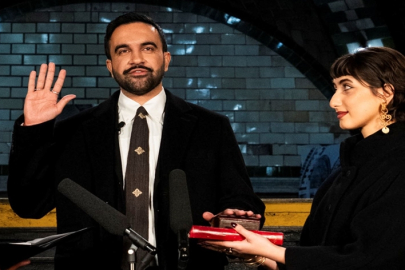 Kur’an’a el basarak yemin etti: Zohran Mamdani New York Belediye Başkanı olarak resmen görevine başladı