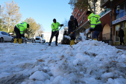 Mardin Yeşilli'de karla mücadele çalışmaları aralıksız sürüyor