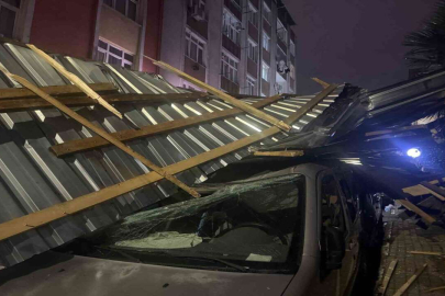 Küçükçekmece’yi lodos vurdu: Çatı uçtu, araçlar hurdaya döndü