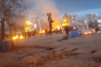 İran'da protestolar devam ediyor. Ölü sayısını yaklaşık 16 olduğu bildiriliyor.