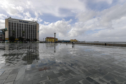 İzmir’de inşa edilen fırtına duvarı deniz taşkınını engelledi