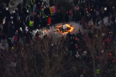 Yüzlerce kişi yas tuttu, dondurucu soğukta Renee Good'u anmak için toplandı