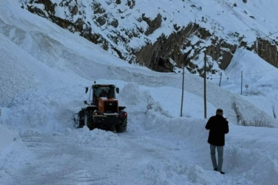 Hakkari’de çığ düştü: Çok sayıda araç yolda mahsur kaldı