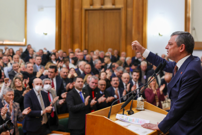 Özgür Özel: Emeklinin Tabağında Yemek Yok, Katar Emiri’nin Altın Tabaklarını Sergileyecekmiş”