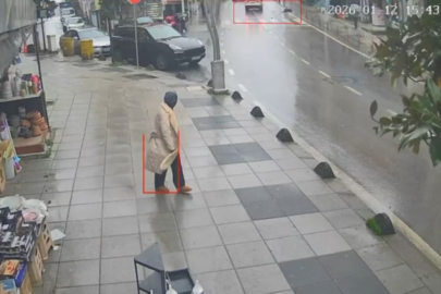 Facia kaza Kocaeli'de gerçekleşti. Yaya geçidinde otomobilin çarptığı kadın hastanede yaşam mücadelesi veriyor