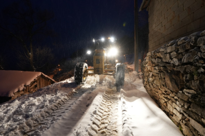 Balıkesir'de karla mücadele çalışmaları devam ediyor