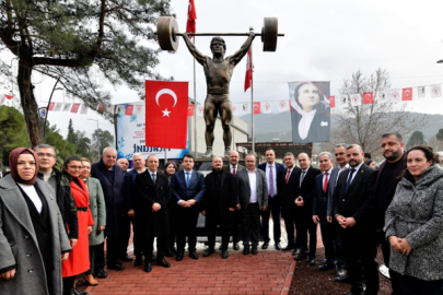 Bornova'da Naim Süleymanoğlu’nun heykeli dikildi