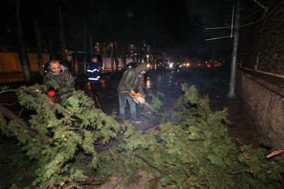 Buca’da olumsuz hava şartlarına karşı ekipler teyakkuza geçti