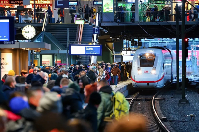 Hamburg tren istasyonunda 15 kişiyi bıçaklayan kadın psikiyatri hastanesine hapsedildi