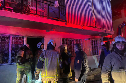 İzmir Buca'da ev yangını: 1 ölü var, yangın kontrol altına alındı.