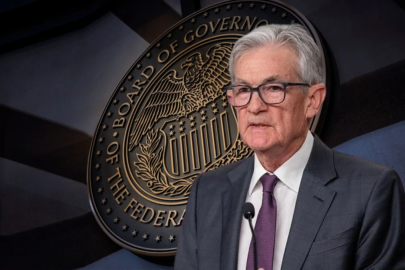 Powell, faiz indirimleri konusunda uzun süreli duraklama imaları var, ancak Trump saldırılarına sessiz kalıyor