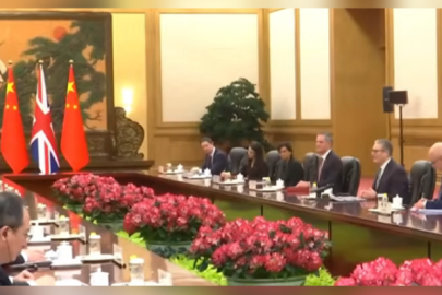 Trump Starmer'ın Çin ile ilişkileri yeniden başlatmasının "çok tehlikeli" olduğunu söyledi