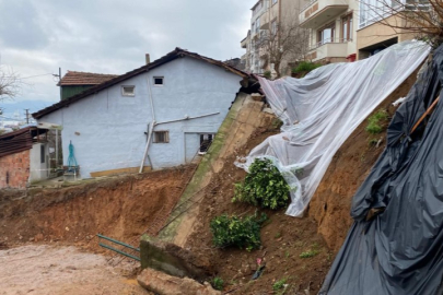 Derince'de istinat duvarı çökünce 13 hane boşaltıldı, yaşlı çift 'Deprem oluyor' diyerek kaçtı