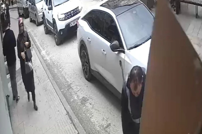 Şiddetli rüzgar sebebi ile reklam tabelası temizlik işçisinin başına düştü.