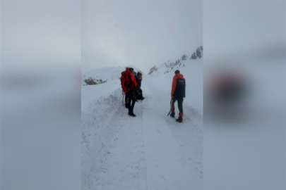 Ağrı’da verici istasyonuna giden aracın üzerine çığ düştü