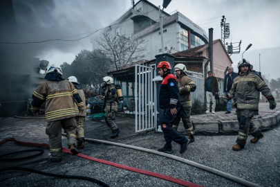 İzmir Bornova’da 5 katlı bir ayakkabı fabrikasında çıkan yangın söndürüldü