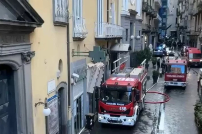 İtalya’da yangın: Tarihi Sannazaro Tiyatrosu hasar gördü