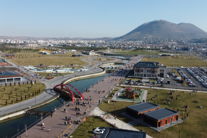 Recep Tayyip Erdoğan Millet Bahçesi ziyaretçilerini ağırlamayı sürdürüyor