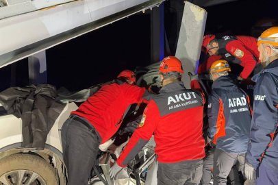 AKUT Rize ekibi, Sümer Köyü sahil otobanında yaşanan kazada araçta sıkışan vatandaşlar için çıktığı operasyonu sonlandırdı