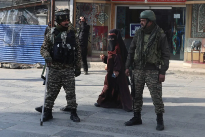 Hindistan'da içerisinde yedi kişinin bulunduğu ambulans uçak düştü