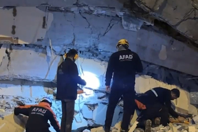 İskenderun Şehit Pamir Caddesi’nde ağır hasarlı bina çöktü.