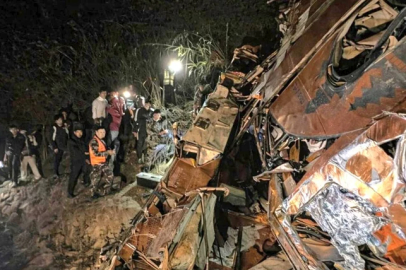 Nepal'de otobüs nehre düştü, en az 17 kişi hayatını kaybetti.