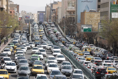 Tahran'dan ayrılmaya çalışan İran halkı trafikte uzun araba kuyrukları oluşturdu.