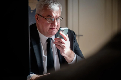 Macaristan, Ukrayna'ya ait iki para taşıma aracına el koydu; Cumhurbaşkanı Zelenskyy 'güç' kullanmakla tehdit etti.