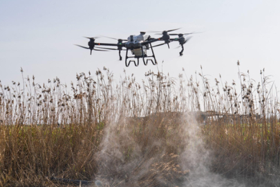 İzmir Büyükşehir Belediyesi, sivrisinek ve zararlılara karşı çevre ilaçlamada drone teknolojisine geçti.