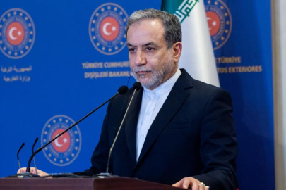 Araghchi: İsrail ve ABD üslerini hedef aldığını duyurdu