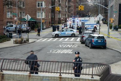 New York Belediye Başkanlığı binası önündeki Müslüman karşıtı gösteri yakınında patlayıcı madde atıldı.