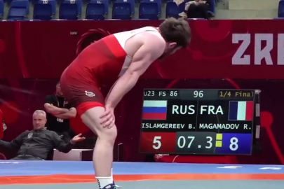 Rus güreşçi'den fizik kurallarını tekrar düşündüren inanılmaz Uçan Sincap hamlesi.