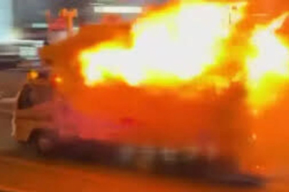 Japonya ’da yolda alev alan kamyoneti 70 yaşındaki sürücü kahramanca itfaiyeye sürdü