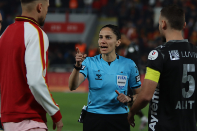 Türkiye Süper Lig ’e 22 yıl sonra kadın hakemimiz geldi