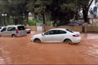 Hatay’da etkili olan sağanak yağışta yollar göle döndü, işyeri ve  otoparkları su bastı