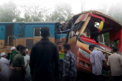 Bangladeş 'te Tren ve otobüs çarpıştı, en az 12 kişi öldü 20 kişi yaralandı