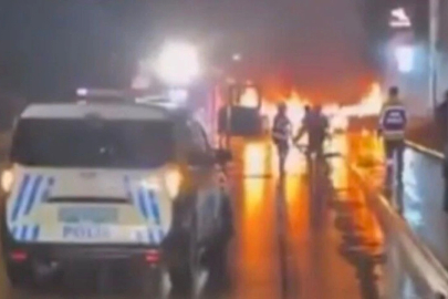 Gaziantep’te kazada çarpışan iki otomobil trafikte alev aldı