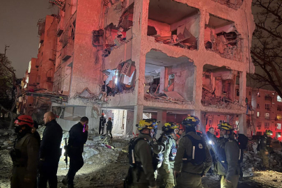 İran, İsrail 'in Dimona ve Arad kentlerine büyük bir saldırı düzenledi.