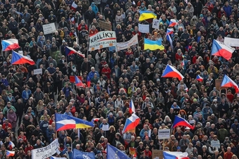 Yüz binlerce Çek vatandaşı Ukrayna 'ya yapılan yardımları protesto için sokaklara döküldü.