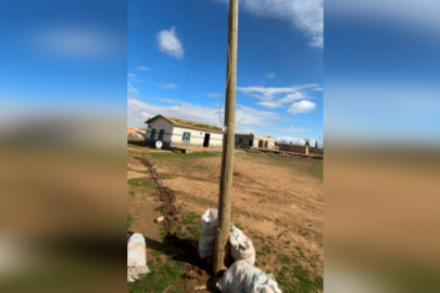 Kaçak elektrikte yeni oyun : Direği oyup kaçak hat çektiler