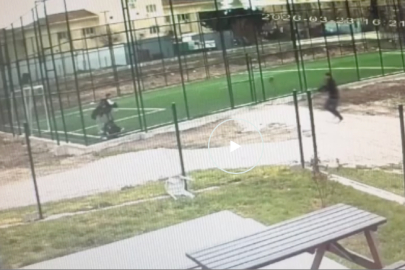 17 yaşındaki genç husumetlisi yaşıtını  çocuk parkında ateş açarak kovaladı